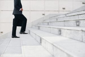 hombre de negocios ascendiendo en su carrera laboral